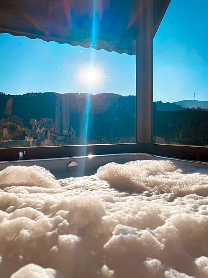 Romantic Getaway with Jacuzzi and Breakfast in Rancho Queimado