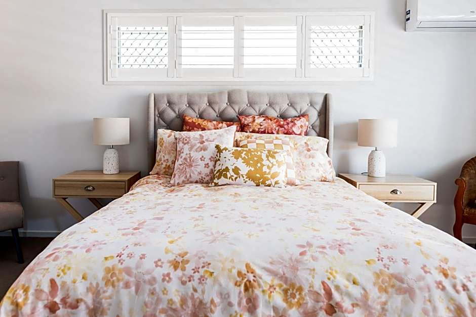 Entertainer's Paradise! Child & pet friendly Pool spa, movie room - close to Australia Zoo