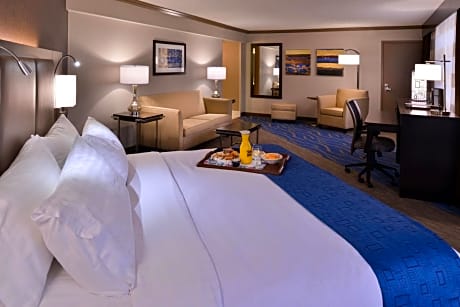 Studio Queen Room with Hearing Accessible Tub - Non-Smoking