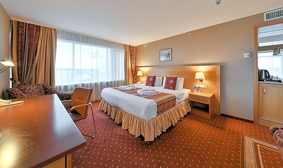 VILNIUS PARK PLAZA HOTEL, Restaurant & Terrace, Panorama Bar, Conference & Banquet Center