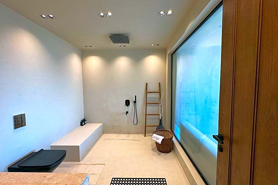 The 2 BDR Pyramids Vista w Bathtub