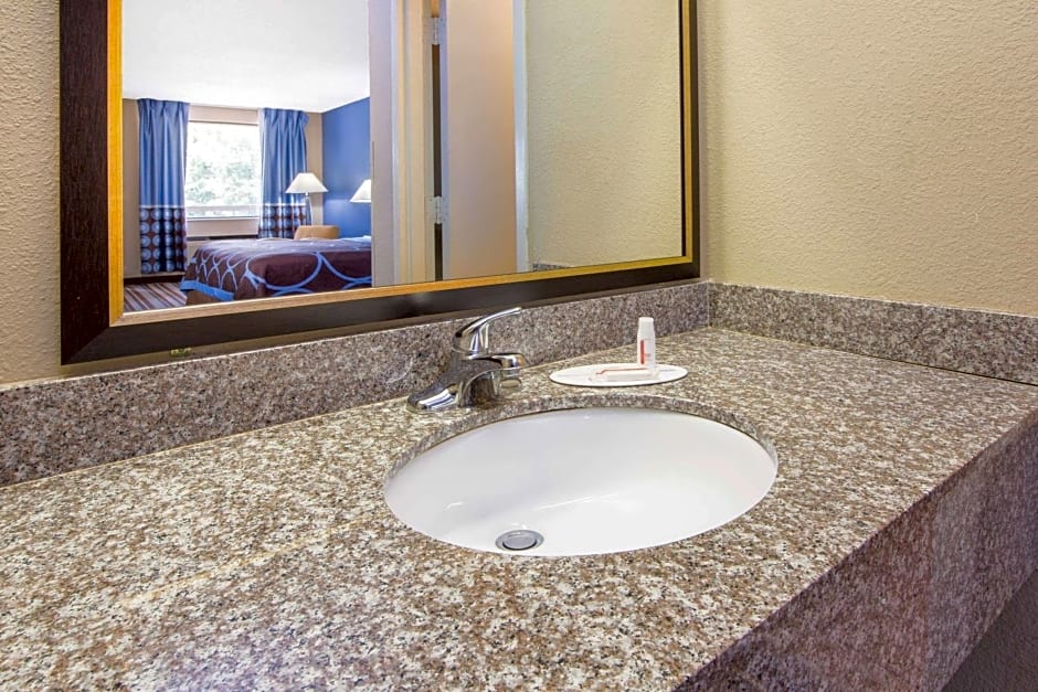 Super 8 by Wyndham Dothan