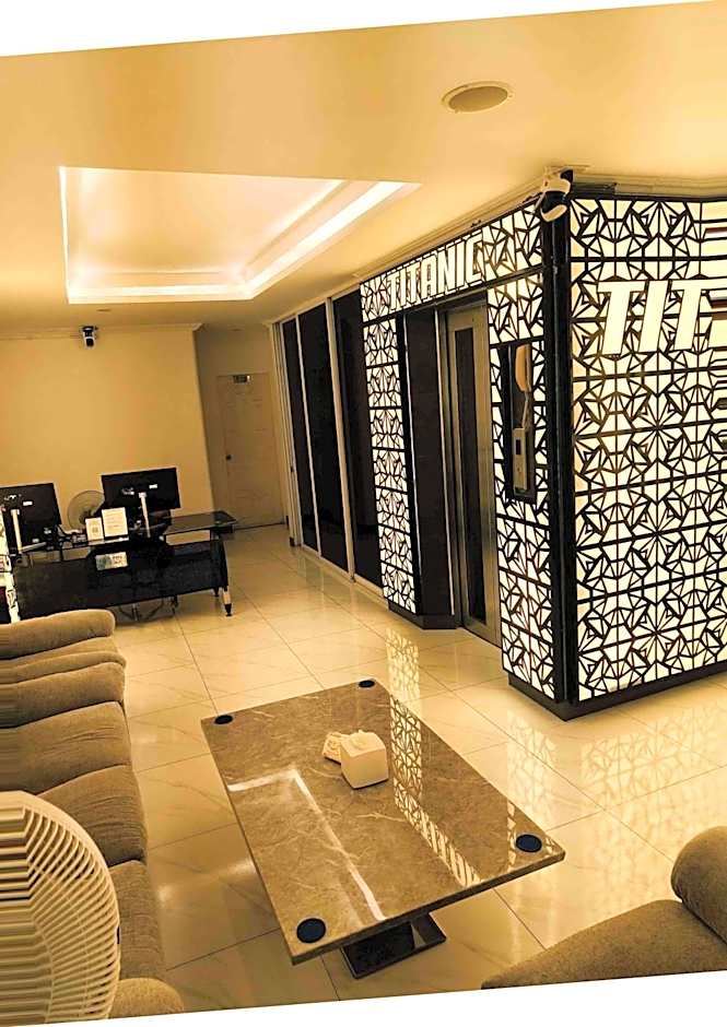 Titanic Residence-7 minute walk to the Beach