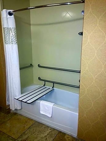 1 KING MOBILITY ACCESS WITH TUB NONSMOKING REFRIGERATOR/HDTV/WORK AREA FREE WI-FI/HOT BREAKFAST INCLUDED