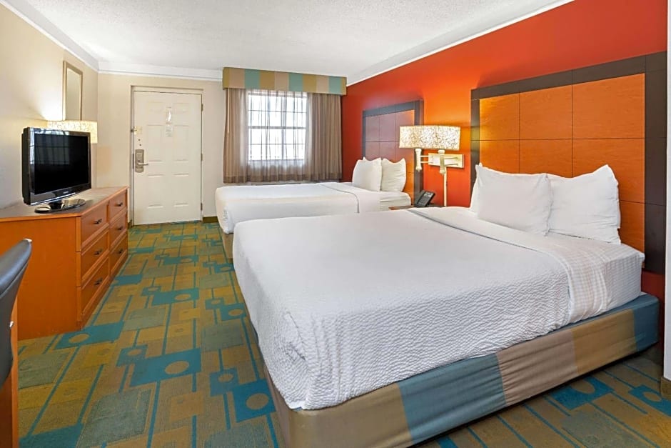 La Quinta Inn & Suites by Wyndham Phoenix Sky Harbor Airport