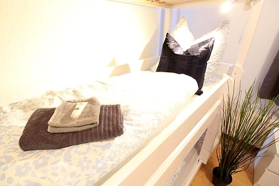 Hotel Ulm Zentrum - Komplettes Zimmer, Hochbett, Android TV & eigenem Bad - perfekt für Familien & Gruppen