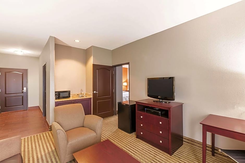 La Quinta Inn & Suites by Wyndham Bush Intercontinental Airport East