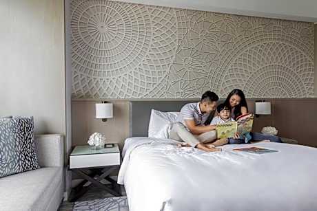 Deluxe King Suite with Executive Lounge Access