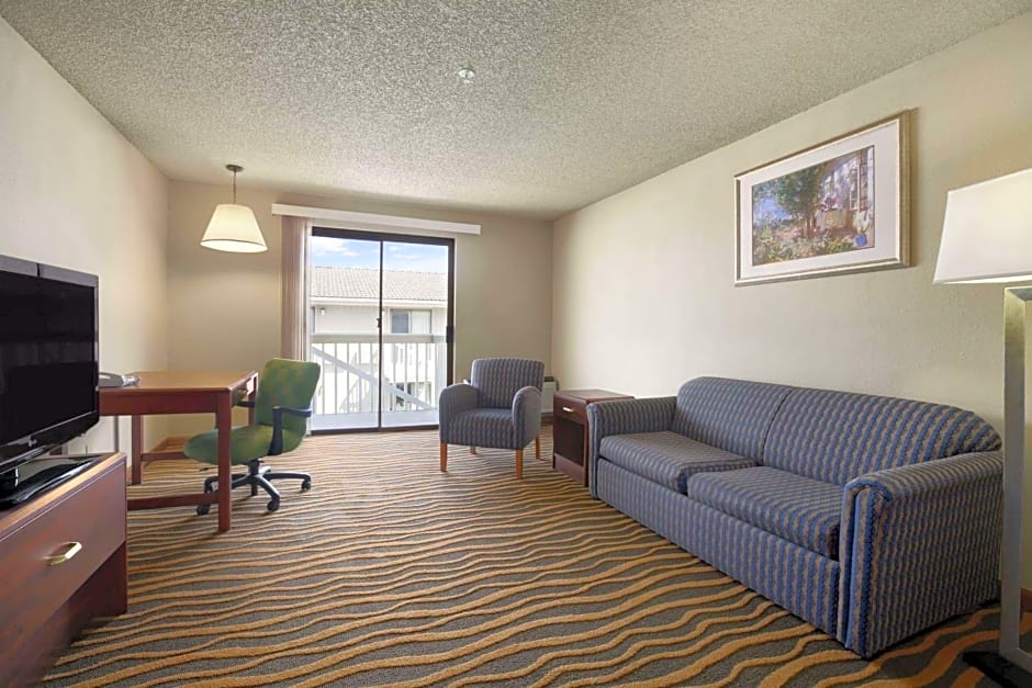 Howard Johnson Inn & Suites Tacoma Near McChord AFB – Tacoma, WA