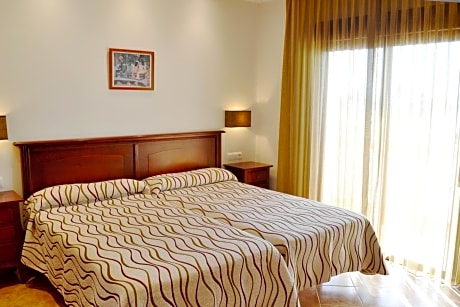 Double or Twin Room with  Side Sea view