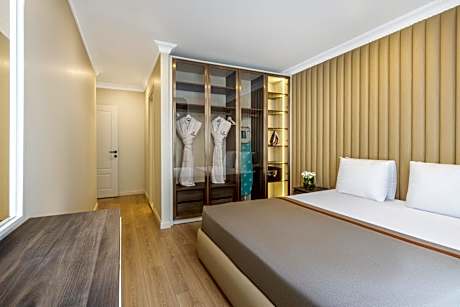 Deluxe Corner Three-Bedroom Apartment