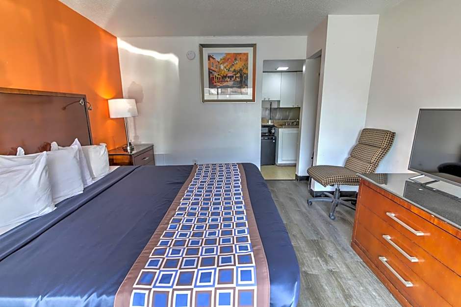 Photo 1 of 10 of Standard 1 King Bed, Nonsmoking