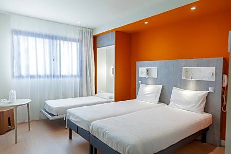 Standard Room With 3 Single Beds