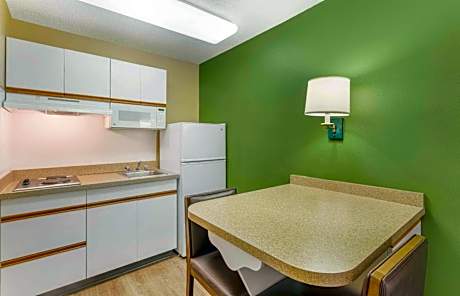 Deluxe Studio with 2 Queen beds and 1 Sofa Bed - Non-Smoking