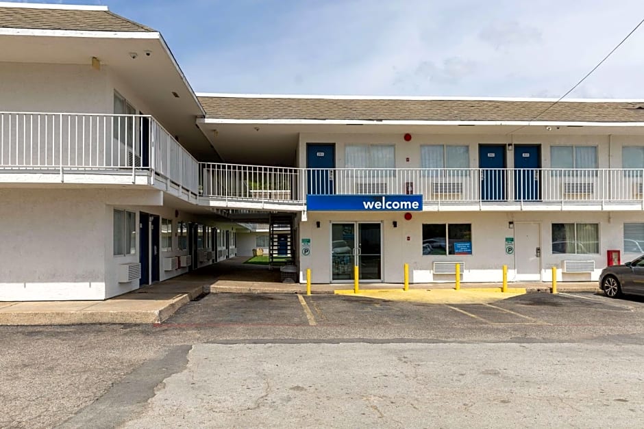 Motel 6-Lufkin, TX