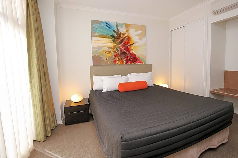 Indulge Apartments - Ontario