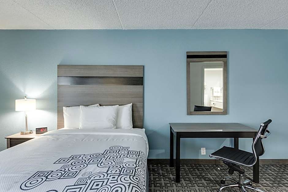 Days Inn & Suites by Wyndham Spokane