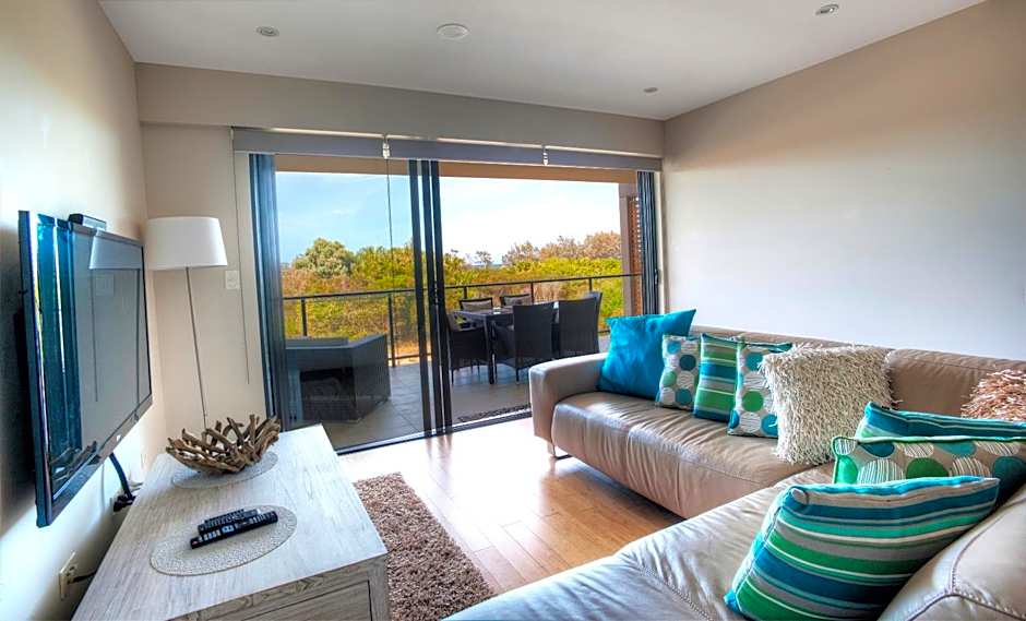 Beach Karma - Three-Bedroom Beachside Escape with Heated Communal Pool in Agnes Water