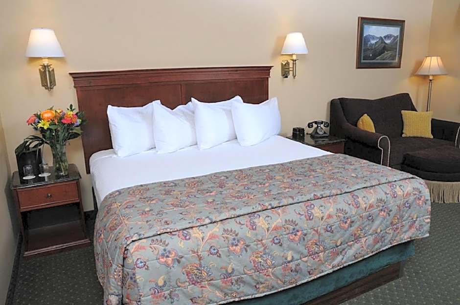 Pike's Waterfront Lodge