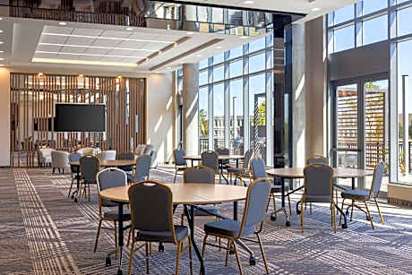 Staybridge Suites Montreal Airport - St-Laurent by IHG