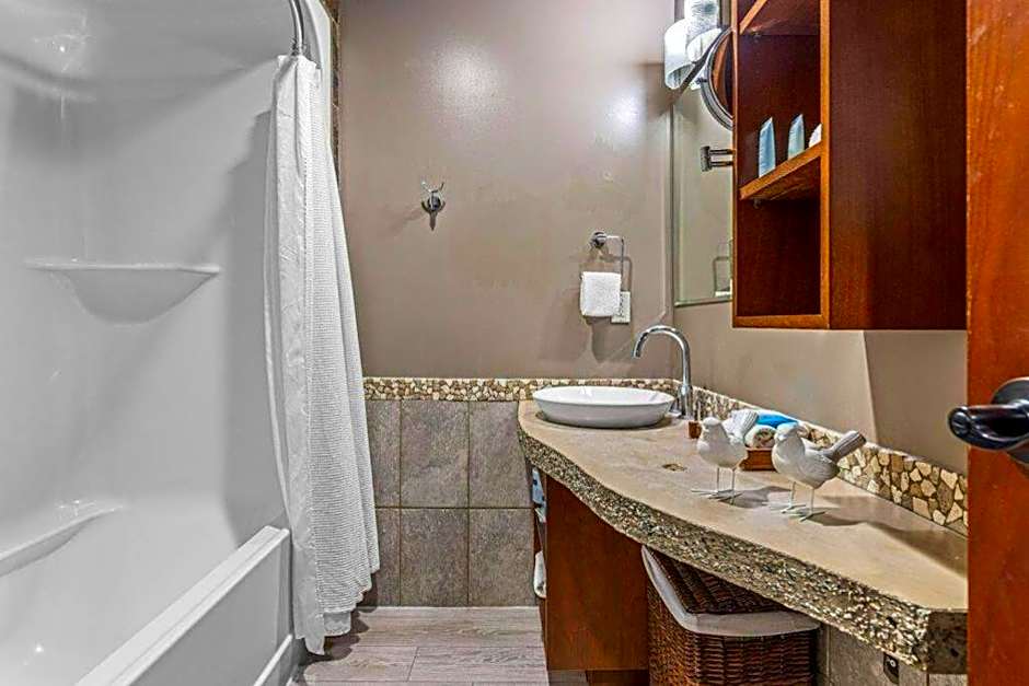 Gorgeous Mountain Condo - Hot Tub & Pool managed by Little Sister Getaways