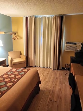 1 Queen Bed Non-Smoking