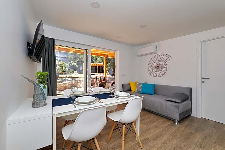 Pine Beach Pakostane Glamping Homes - All Inclusive light