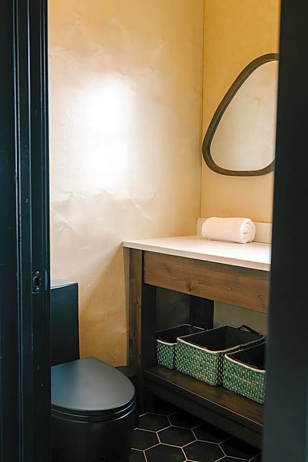 Yellowstone Peaks Hotel