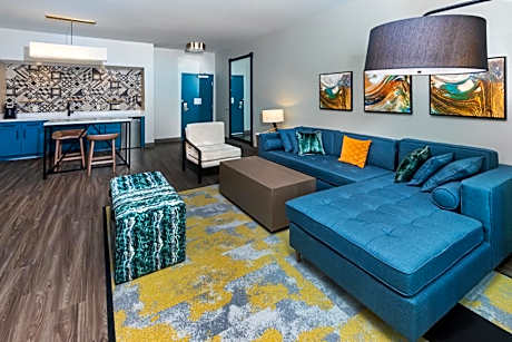 King Suite with Hearing Accessible Roll In Shower - Non-Smoking