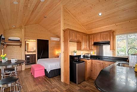 Deluxe Studio Cottage with Kitchenette