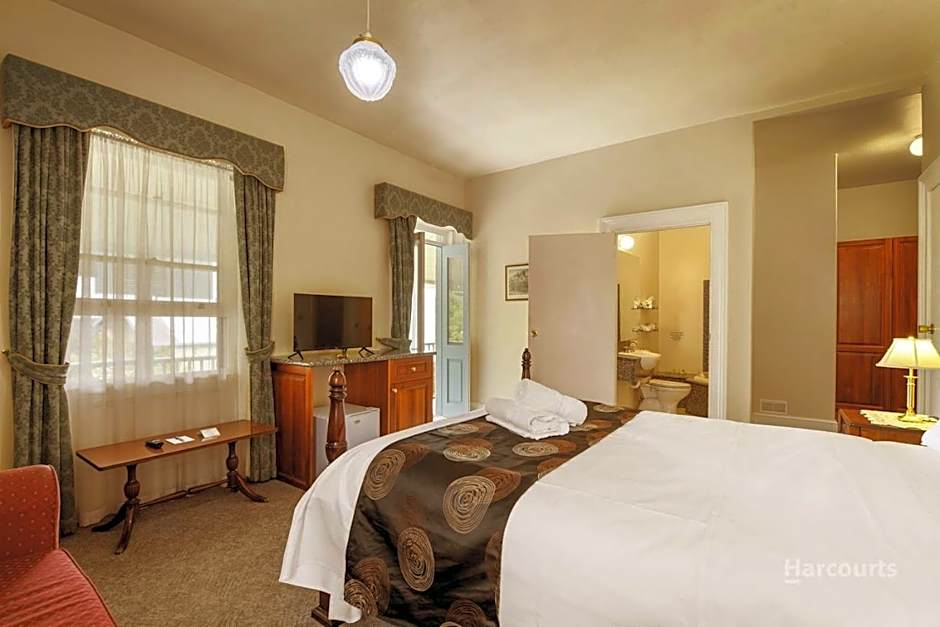 The Lodge on Elizabeth Bed & Breakfast