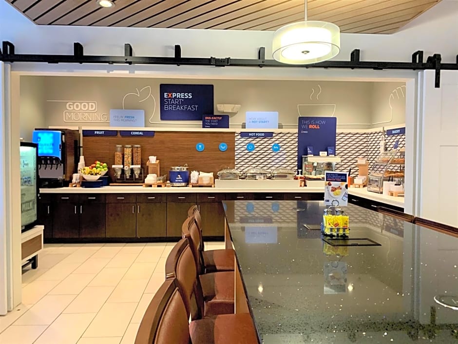 Holiday Inn Express Hotel & Suites Chicago-Libertyville By IHG