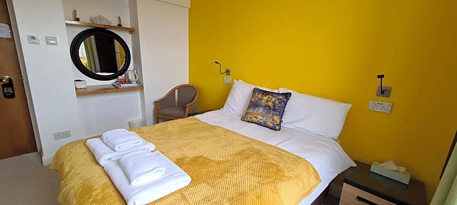 The Torland - Paignton Seafront - free parking, all rooms en-suite