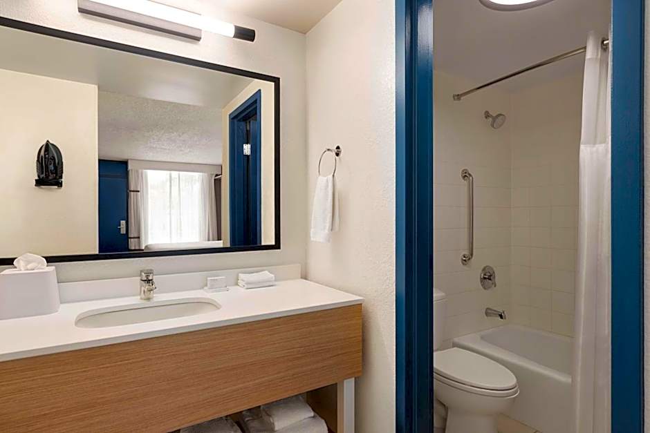 Spark by Hilton Sarasota Siesta Key Gateway