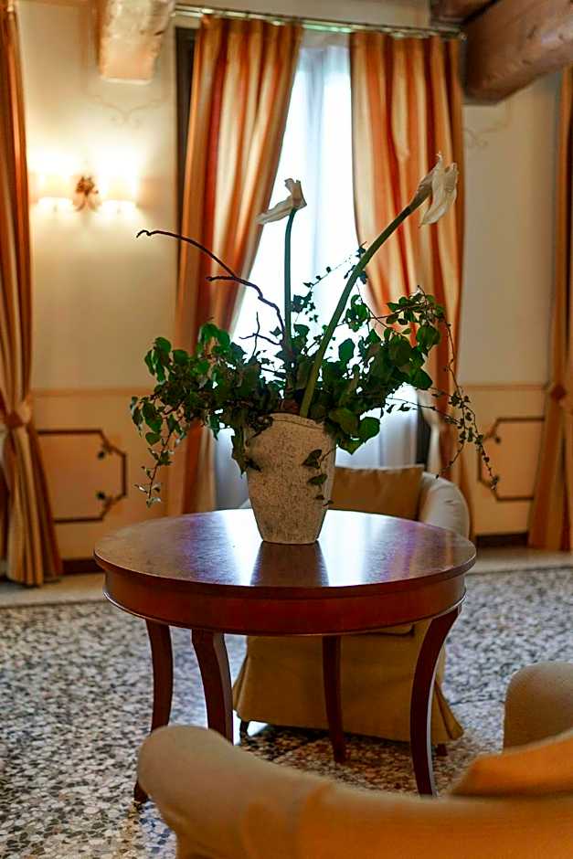Hotel Villa Policreti