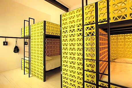 Bed in 8-Bed Mixed Dormitory Room with Shared Bathroom