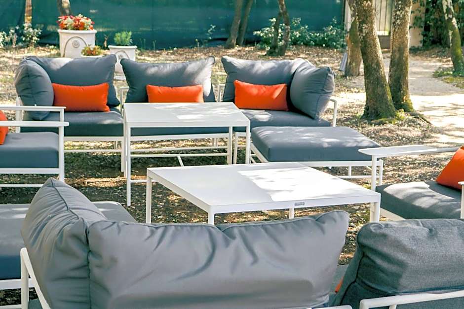 Logis Hôtel La Bastide De Grignan & Restaurant "La Chênaie"