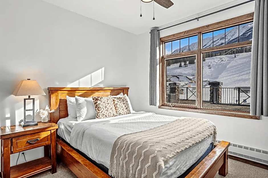 Glacier Mountaineer Lodge