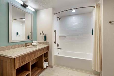 1 Bedroom Qn Suite Floors 2 and 3 W/balcony