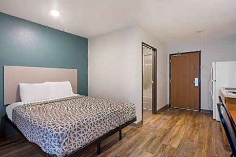 Queen Suite with Roll-In Shower - Disability Access/Non Smoking