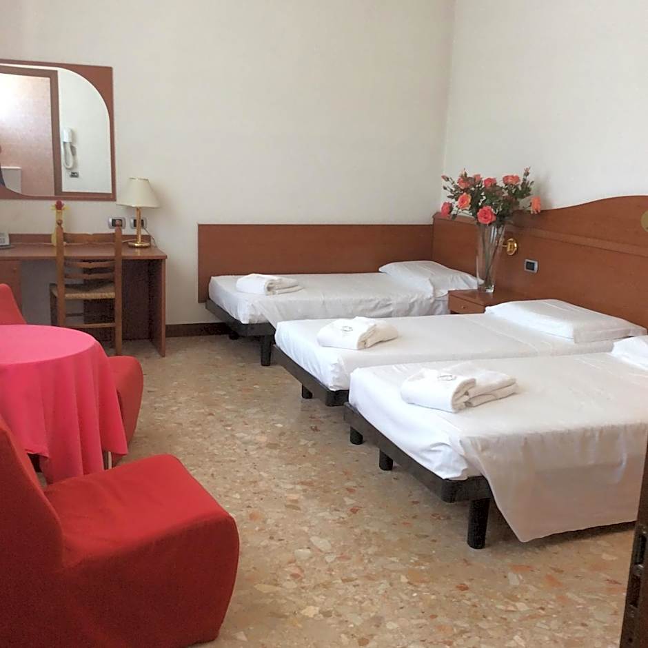 Hotel Pizzeria Ristorante "Al Leone"