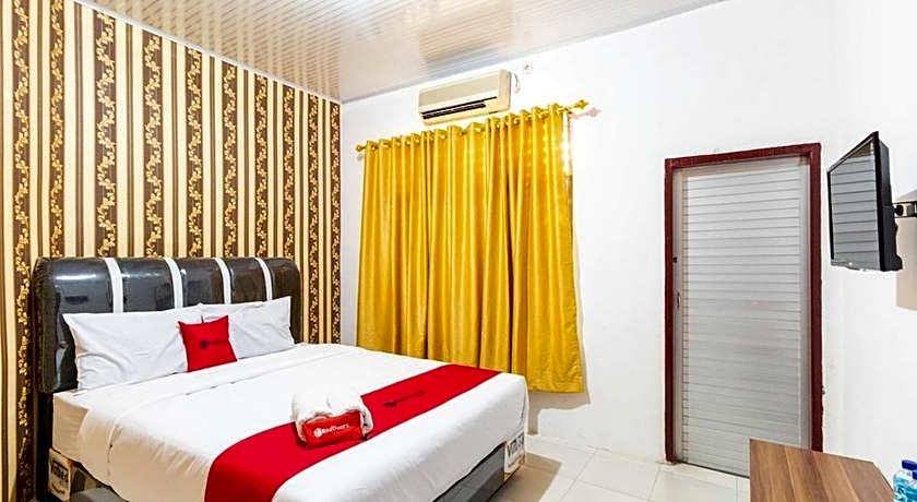 RedDoorz Plus near Universitas Methodist Medan