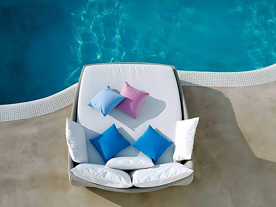 White Santorini Suites & Spa