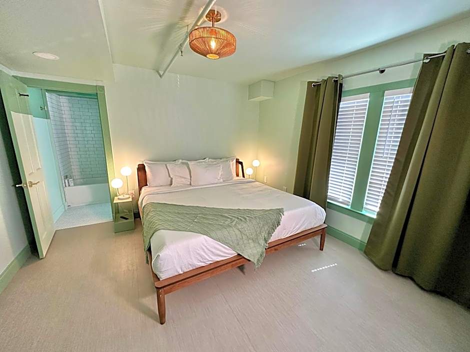 Peninsula Bed & Cocktails