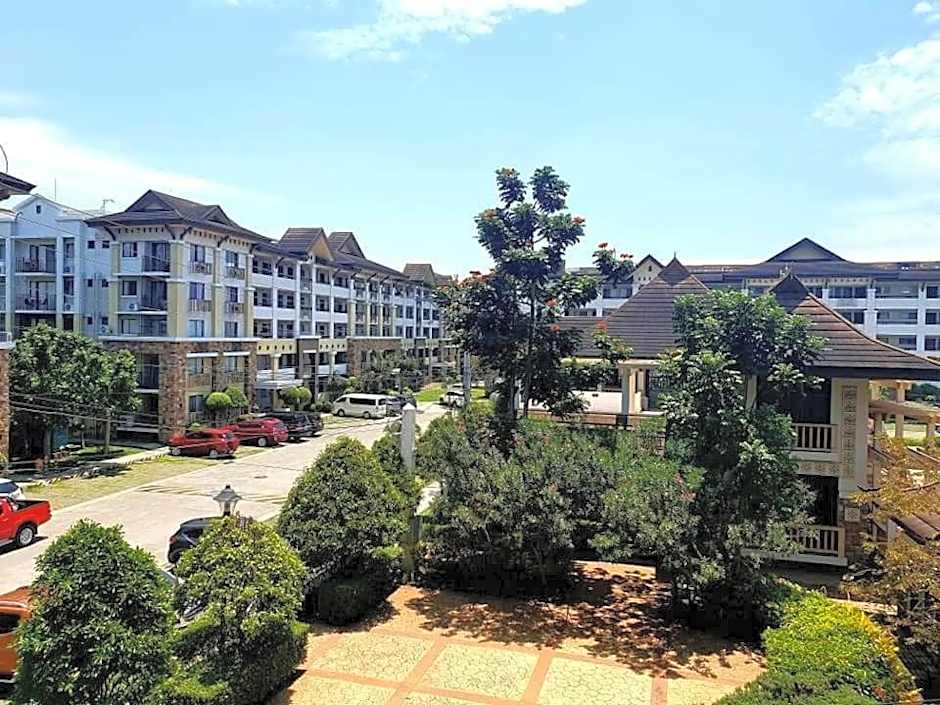 One oasis A2, shortwalk SM MALL Free POOL Kitchen