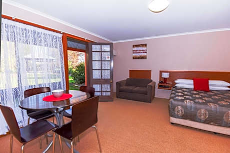 Two Room Unit with Garden View - 2 Queen Beds