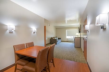 Accessible King Suite with Sofa Bed - Non Smoking