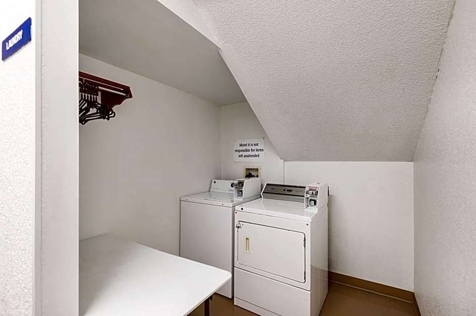 Motel 6-Olathe, KS