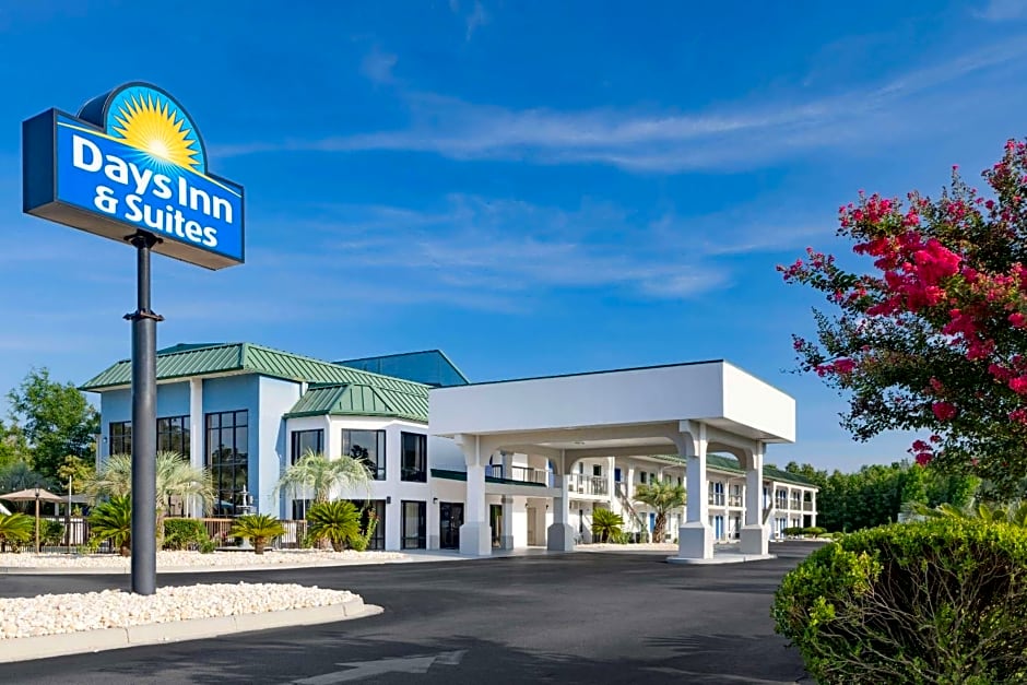 Days Inn & Suites by Wyndham Savannah Midtown