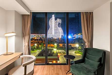 King Room with Guitar View - Non-Smoking